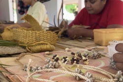 Fête du Territoire : à Alele, un atelier pour transmettre l’artisanat traditionnel