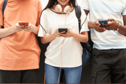 Interdiction des réseaux sociaux aux moins de 15 ans : 3 questions à François Brichant, consultant en nouvelle technologie et communicant