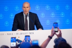 Foot : "Il faut combattre le racisme à sa manière", déclare Zidane, qui défend "la mixité" de la France
