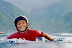 Liam, Kiara, Aelan, jeunes pépites du surf polynésien, se préparent déjà pour les prochains JO