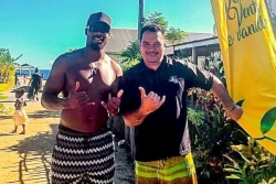 Le gardien des Bleus Mike Maignan en visite en Polynésie