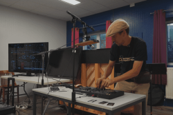 “Ça fait peur, mais il ne faut pas hésiter à mettre les mains dessus” : à Saint-Pierre, la musique électronique se met à la portée de tous