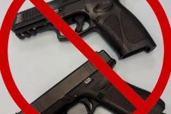 Deux armes de poing saisies au Gosier : quatre personnes placées en garde à vue