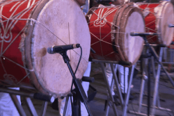 14ème nuit du Sanpula : 6 groupes traditionnels ont fait résonner le tambour kali’na à Awala-Yalimapo et ouvrent les journées des peuples autochtones