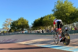 DIRECT. Tour cycliste de La Réunion 2026 : top départ pour les élites, suivez les 39 face-à-face au vélodrome de Saint-Denis