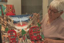 "C'est mon dada, j'adore ça" : à 86 ans, Yvonne Mahé confectionne des tableaux en perles