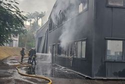Après 7 heures de lutte,  les pompiers ont maitrisé l'incendie qui a détruit les entrepôts de SODICAR au Lamentin