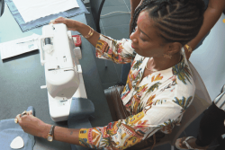 Apprendre la couture en trois jours : la styliste Sandrine Rodney rend ses stagiaires autonomes avec des tissus du monde