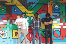 À Grand-Santi, l'artiste Francky Amete transforme la pharmacie avec une fresque colorée pour célébrer le vivre ensemble