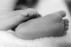 Publié discrètement, un rapport interroge les causes de la forte mortalité infantile en France, avec les chiffres les plus préoccupants Outre-mer