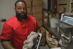 Oneal Senac, artisan glacier qui transforme les fruits de Guyane en glaces savoureuses
