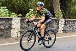Tour cycliste de La Réunion 2026 : sur les Elles du Tour, Claire Nedelec remporte la 4e étape dans l'Ouest et récupère le maillot rose