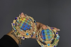PORTRAIT. En madras, avec des drapeaux et des perles, Vilhena Sindjah commercialise des boucles d'oreilles couleurs péyi jusqu'en Europe