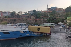 Un porte-conteneurs bloqué sur un quai de la barge 