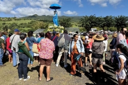 Messe de l'Assomption : des milliers de fidèles catholiques rassemblés sous la Vierge au parasol à Piton Sainte-Rose