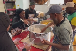 "Mwin lé vréman dan le bozwin, i fé sho o kèr ": une distribution de repas solidaires à Saint-Joseph