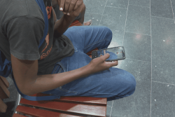 L’interdiction des réseaux sociaux aux -15 ans : les parents guyanais inquiets et vigilants 