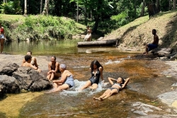Crique, forêt, kayak : à Mana, le camp Papadam devient le nouveau lieu de sortie pour les jeunes et familles qui découvrent ce site naturel.
