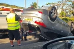 Accident à Arue : une voiture se retrouve sur le toit