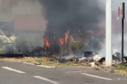 Un feu de déchets embrase une carcasse à Punaauia