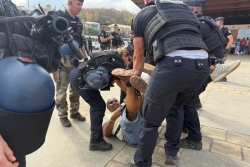 Visite du Premier ministre à Mayotte : les syndicalistes traînés hors de la place de la République par les gendarmes