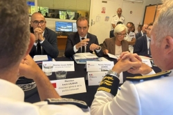 Visite du Premier ministre à Mayotte : "on veut assumer une militarisation plus importante de la lutte contre les migrations clandestines", promet Sébastien Lecornu