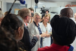 Face aux députées mahoraises remontées, la ministre de la Santé Stéphanie Rist tente de défendre le gouvernement à l'hôpital de Mamoudzou