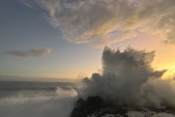 Prépar zot palto : un front froid attendu cette nuit à La Réunion, une vigilance jaune vague-submersion dès 21h de l'Ouest au Sud