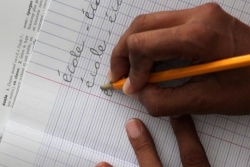 Illettrisme : "Quand on vit Outre-mer, on a 2,5 fois plus de risque d’être en difficulté avec les compétences de base : lire, écrire, compter"