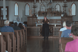 "C’est un honneur de chanter ici" : à 19 ans, Noémie Collumeau donne son premier récital lyrique dans l'église de l'île aux Marins
