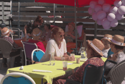 Un moment d'échange sous le soleil pour les pensionnaires de la maison de retraite 