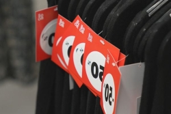 “Là, on achète pour l’année” : c’est parti pour les soldes de saison fraîche en Calédonie