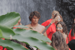 "C’est quelque chose dont tu ne peux pas t’éloigner" : le surfeur Matahi Drollet rend hommage à la vague dans son single Hava'e