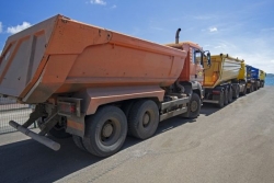 Arrêté de circulation des poids lourds à Koungou : des entreprises du bâtiment inquiètes et une décision attendue ce lundi