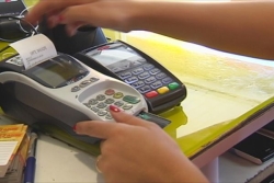 Le paiement par carte gagne du terrain, mais les espèces résistent