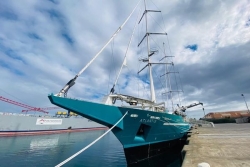 Propulsé par le vent, l'Atlantis, voilier-cargo de transport de marchandises, en escale à La Réunion