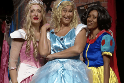 "Massacre à la princesse" : les contes de fées passent à la moulinette féministe au Théâtre de l’Île