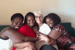 "Elle était bienveillante avant que le mot ne soit à la mode": l'hommage de Sylvana, Céliante et Bernadette à Patricia, leur ancienne maîtresse d'école