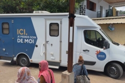 Le camion de Nariké M'sada fait un stop à Hamjago pour dépister les habitants du VIH et de l'Hépatite B