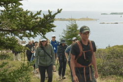 Les croisiéristes du National Geographic Explorer partis en randonnée pour découvrir la nature de Saint-Pierre et Miquelon