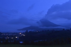 Indonésie : les vols suspendus dans six aéroports, dont celui de Jakarta, après l'éruption d'un volcan