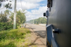 TÉMOIGNAGE. "Passer sur cette portion de route, c'est la roulette russe" : Isa, victime d'un caillassage à Saint-Louis