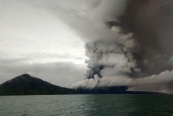 Huit aéroports fermés après une éruption volcanique, 170 000 passagers bloqués en Indonésie