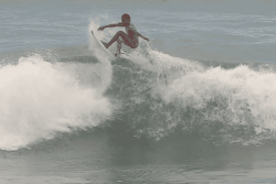 Roxy Vahine cup : de 8 à plus de 40 ans, les filles domptent les vagues de Taharuu