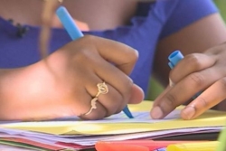PISA 2025 : une nouvelle baisse des performances scolaires en France, comme dans le reste de l’OCDE