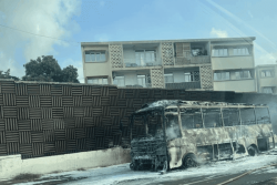 Bus en feu à Place d’Armes : le feu éteint, la circulation toujours perturbée