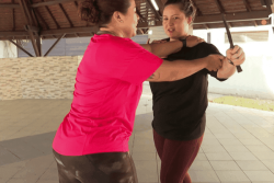 "On est souvent victimes" : à Cayenne, des femmes et des jeunes apprennent les gestes simples de self-défense pour ne plus avoir peur