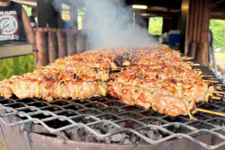 Les stands de plats préparés, un rendez-vous dominical qui séduit de plus en plus à Wallis