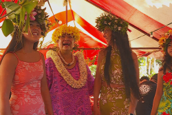 40 ans de O Tahiti E : Les membres de la troupe célèbrent l'anniversaire avec Marguerite Lai