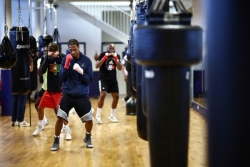 Le Guadeloupéen Yorjelin César, l'étoile montante de la boxe qui veut "étouffer" ses "adversaires"